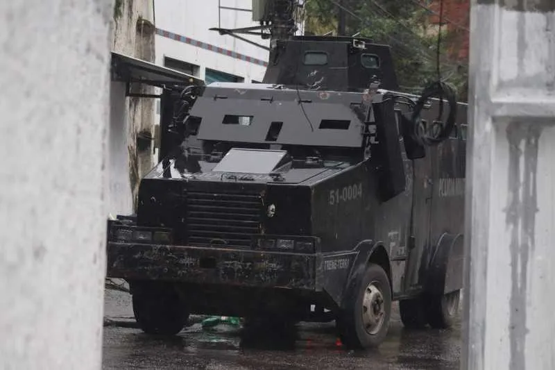 Policiais chegaram na comunidade na manhã desta quarta