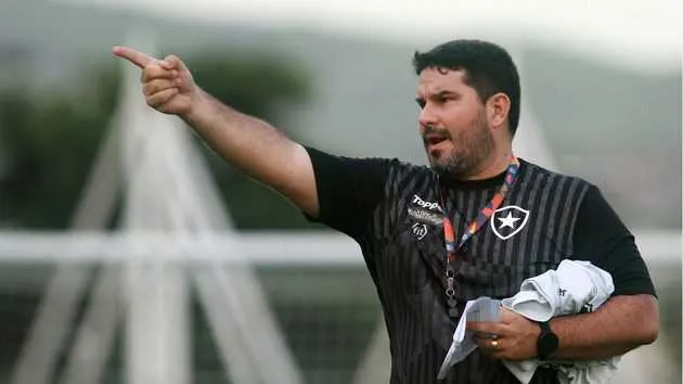 Dirigentes do clube afirmam que apoiam o técnico