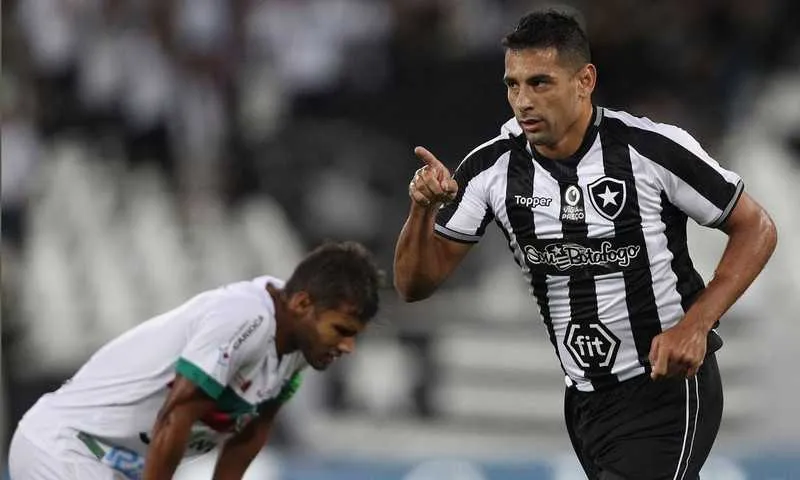 Clube pagou imagem e o mês de junho