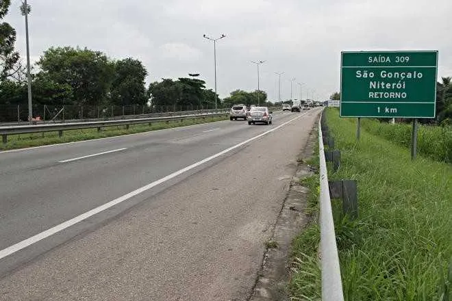 Imagem ilustrativa da imagem Carros são roubados na Niterói-Manilha e motoristas voltam na contramão