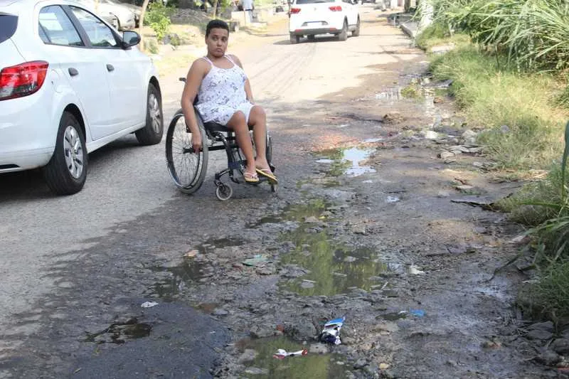  Ety Faria vivencia dificuldades diárias para se deslocar na rua onde mora, no bairro Paraíso