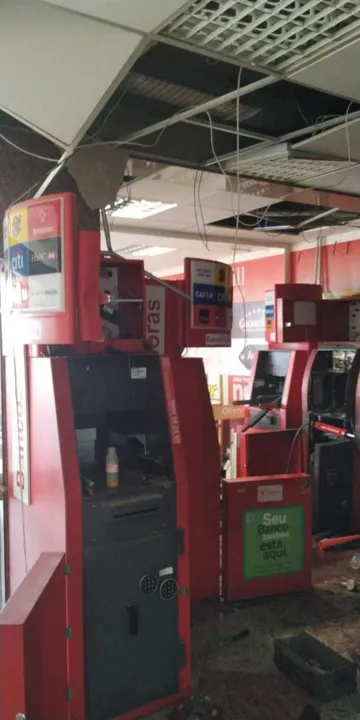 Suspeitos invadiram o local através de um buraco na parede.