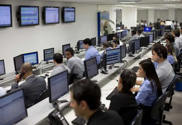 Cem para operador de atendimento receptivo