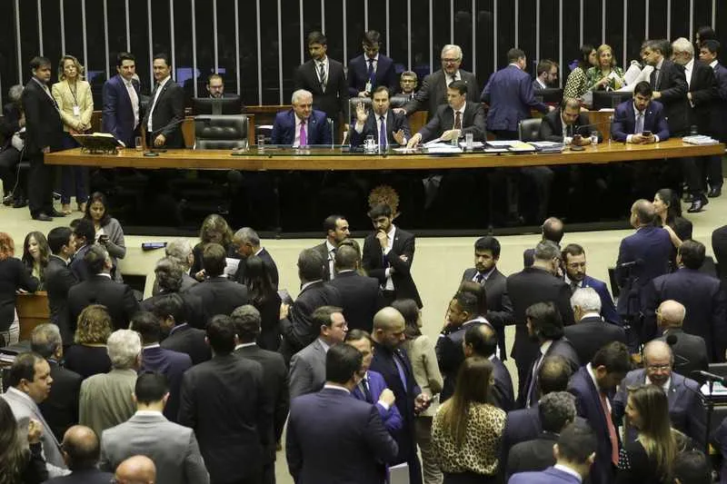 Deputados discutem nesta quarta destaques de bancada