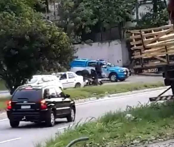 Imagem ilustrativa da imagem Moradores relatam intensa troca de tiros no Caramujo, em Niterói