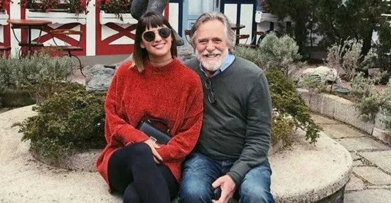 Carol Junger tem 22 anos e José de Abreu está com 73