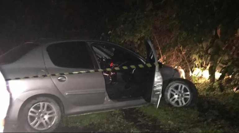 O PM foi encontrado com um tiro na cabeça dentro de seu carro, um Peugeot 207 Passion XS prata