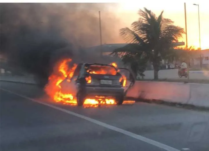 Imagem ilustrativa da imagem Carro pega fogo e complica trânsito na Rodovia BR-101