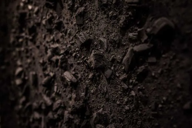 A mostra é ápice da criação do artista carioca Dudu Garcia, em uma carreira em que sempre buscou inspiração e ferramentas nos recursos e objetivos minerais