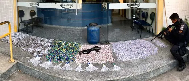 Foram encontraram pinos de cocaína, tabletes de maconha e um kit adaptador para pistola.