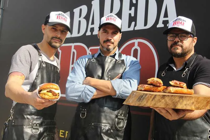 Os três amigos preparam um arraial neste sábado, dia do amigo