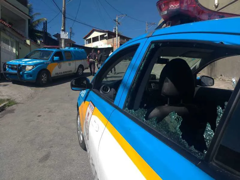 Carro da PM ficou com os vidros destruídos