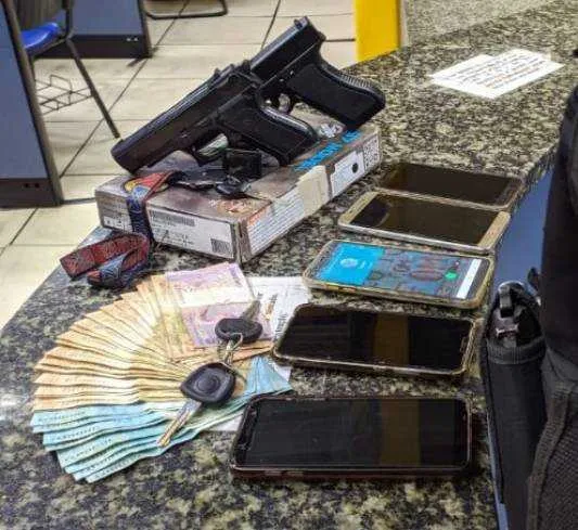 Com os suspeitos, os agentes da polícia apreenderam dois simulacros de pistola, três celulares roubados, uma moto também roubada, além de R$ 2.605 em espécie