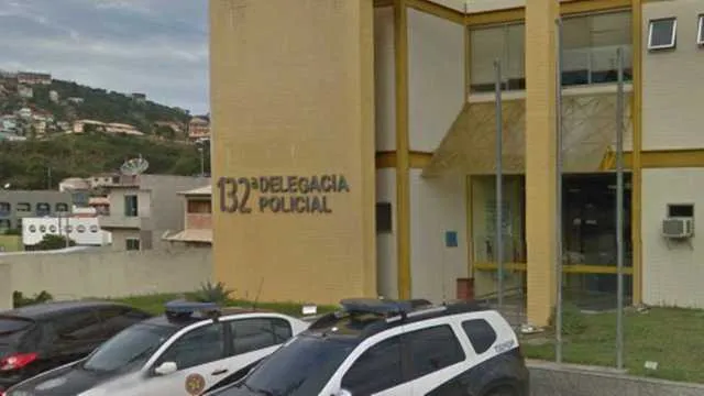 O suspeito foi detido enquanto levava a menina à escola 