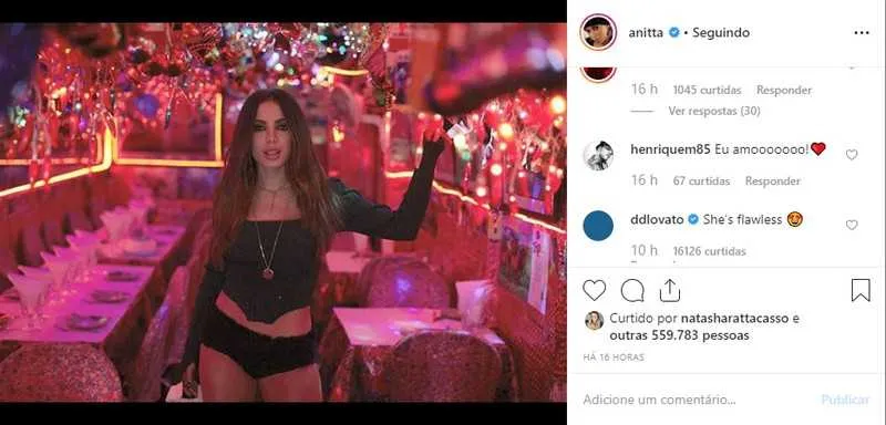 Comentário de Demi Lovato na foto de Anitta.