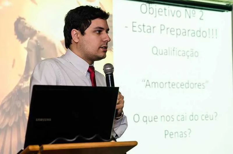 Psicólogo e psicanalista Diogo Bonioli, de São Gonçalo, é também professor