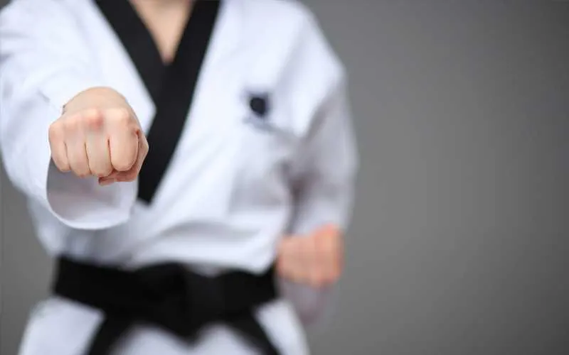 A prática de artes marciais na infância promove o desenvolvimento físico e importantes habilidades nas crianças