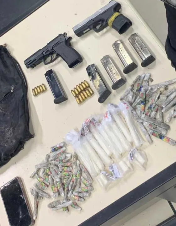 Suspeitos tiveram armas, carregadores, munição, pinos de cocaína e tabletes de maconha apreendidos 