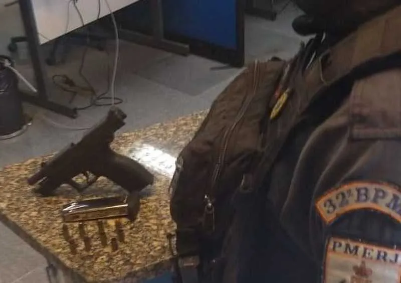 Pistola foi encontrada com o homem já caído 