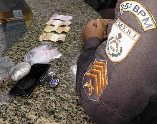 Homem que levava drogas para o traficante é preso