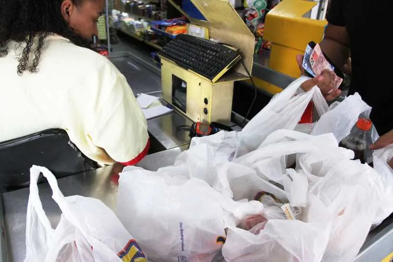 Imagem ilustrativa da imagem Comércio terá metas de redução de sacolas plásticas descartáveis no Rio
