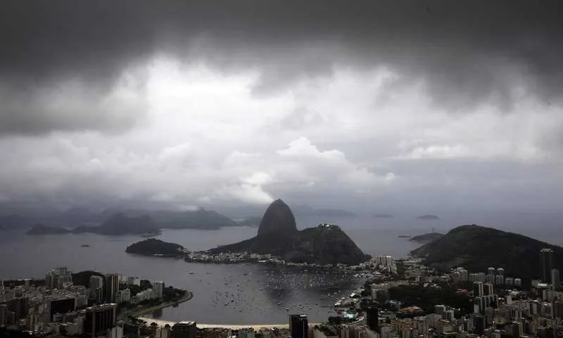 Imagem ilustrativa da imagem Frente fria chega ao Rio com muita chuva e queda na temperatura