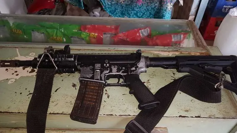 Um fuzil e uma pistola foram apreendidos com os suspeitos