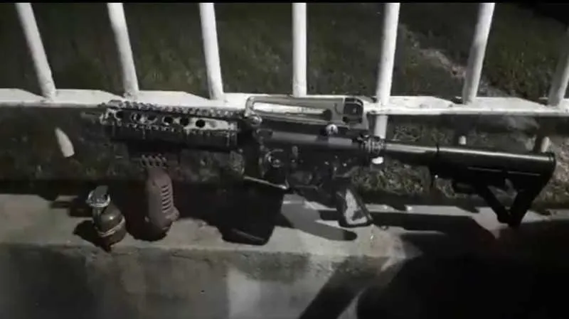 A Polícia Militar apreendeu uma granada e um fuzil calibre 5.56.