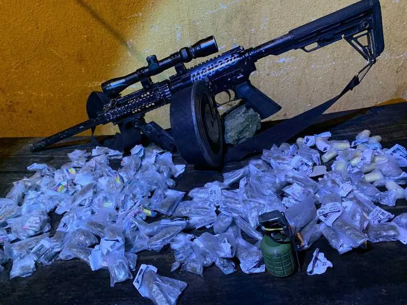 Uma granada também foi tirada das mãos dos traficantes