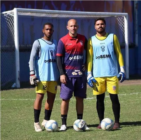 Goleiro Gabriel do sub 20, treinador de goleiros Bruno Nunes e goleiro do profissional Higor
