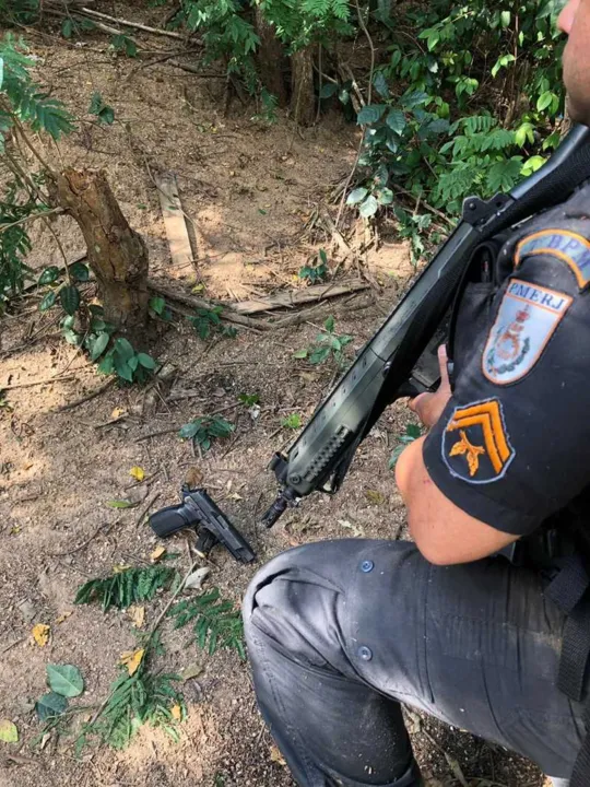 Um pistola foi apreendida