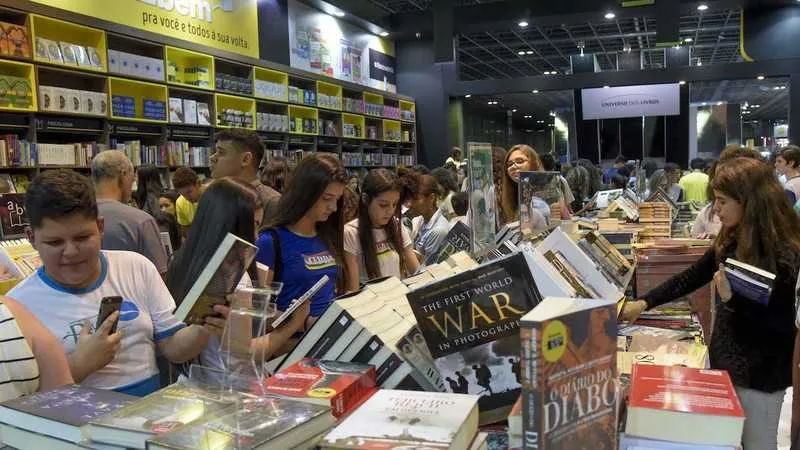 Livro ''Vingadores — A cruzada das crianças" traz cena com beijo gay