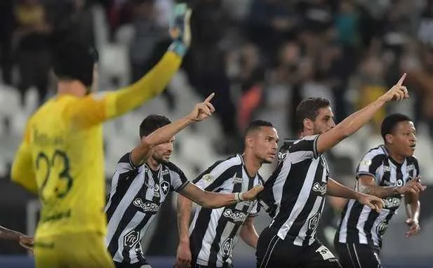 Volante João Paulo diz que o todo o elenco "gosta muito de Barroca e quer o bem dele"