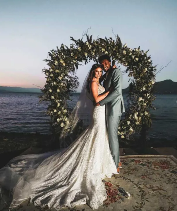 Casamento foi celebrado de frente a praia e com vista para Ilhabela
