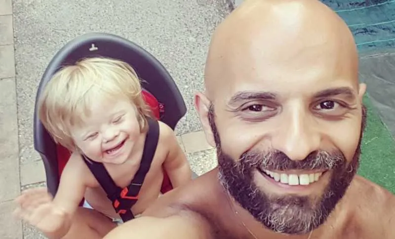Imagem ilustrativa da imagem Homem gay adota menina com down que foi rejeitada por 20 famílias