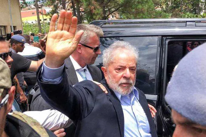 Imagem ilustrativa da imagem Lula é pressionado pela família e pela namorada a cumprir pena em casa