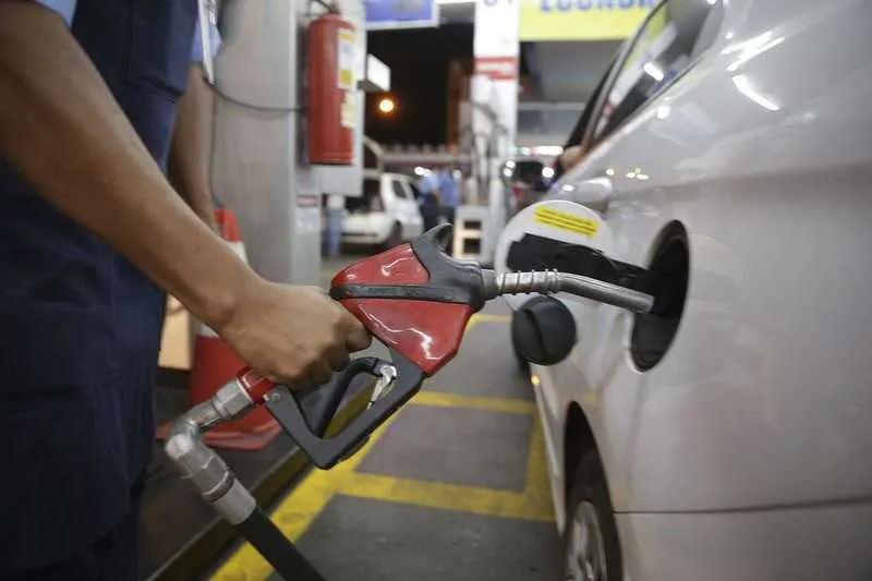Gasolina teve queda média de 2,1%