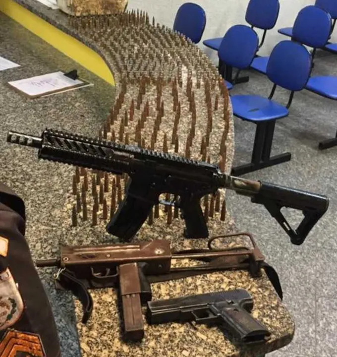O armamento e as munições estavam em um tonel 