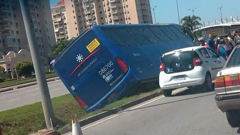 Ônibus cai em vala na Avenida das Américas 