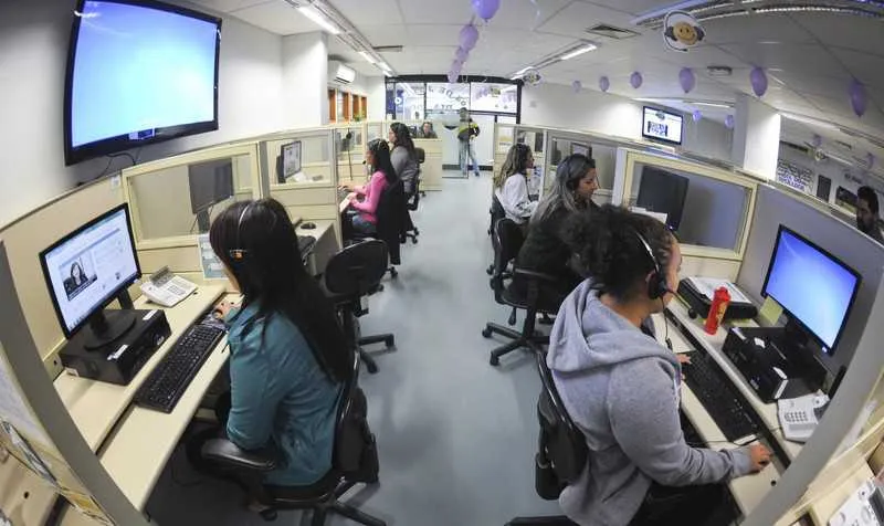Há diversas vagas para operador de telemarketing ativo