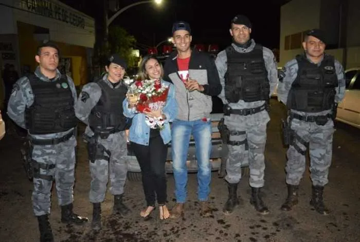 No camburão ele pegou um buquê de flores
