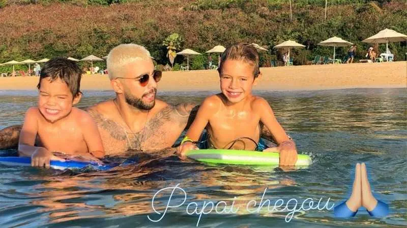 Surfista está em  Fernando de Noronha com a ex e os filhos
