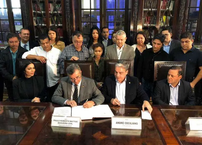  Na solenidade, o político teve a companhia da esposa Raíssa Machado e do prefeito Rodrigo Neves