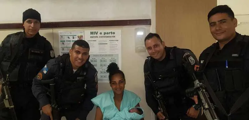 Imagem ilustrativa da imagem Mulher recebe ajuda de policiais para dar à luz e depois é presa