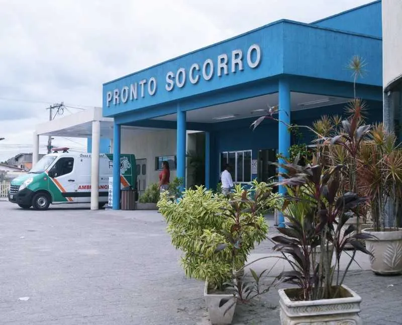 Veículo bateu em um poste de depois capotou