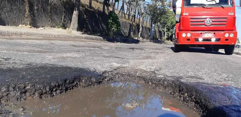 Moradores dizem que buracos existem há 3 meses