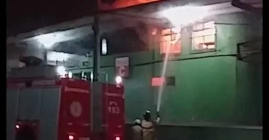 Segundo o Corpo de Bombeiros, os agentes foram acionados por volta das 22h30.