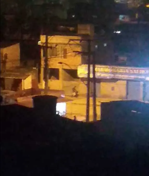 Durante a madrugada, homens foram flagrados andando pelas ruas de fuzil