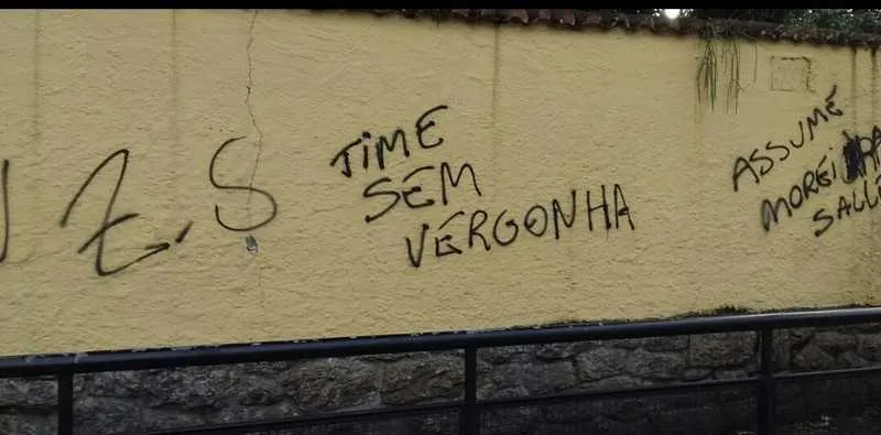 Os pichadores fizeram duras críticas ao clube e a diretoria