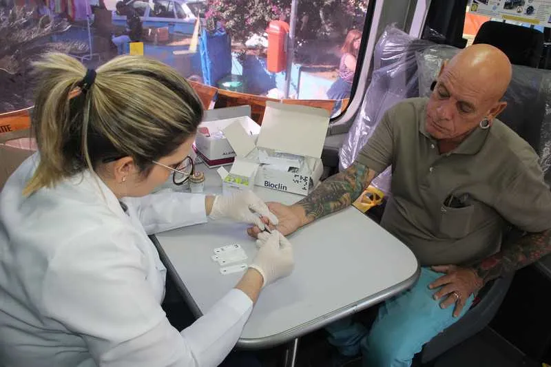 O teste rápido é feito para o disgnóstico das Hepatites tipo A, B e C, além de Sífilis e HIV